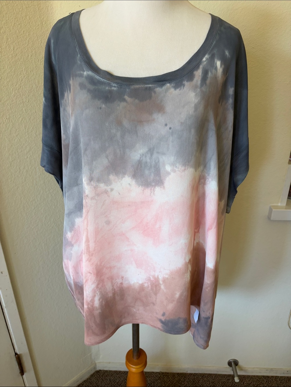 Language Women’s Tie-Dye Scoop Neck Top in Gray and Pink